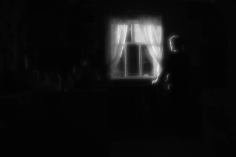 Женщина у окна