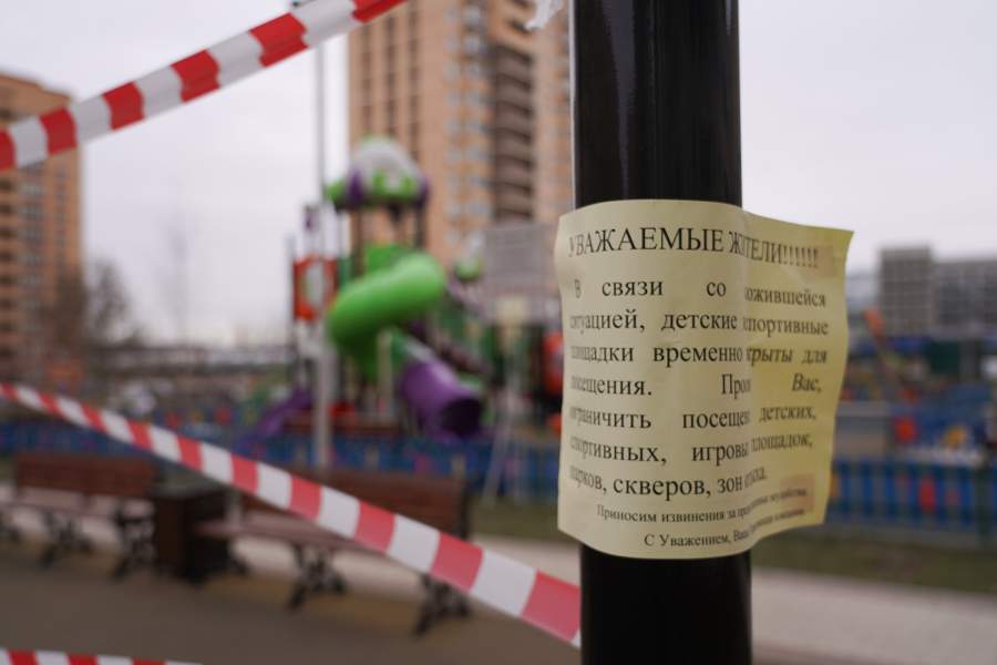 Детская площадка, март