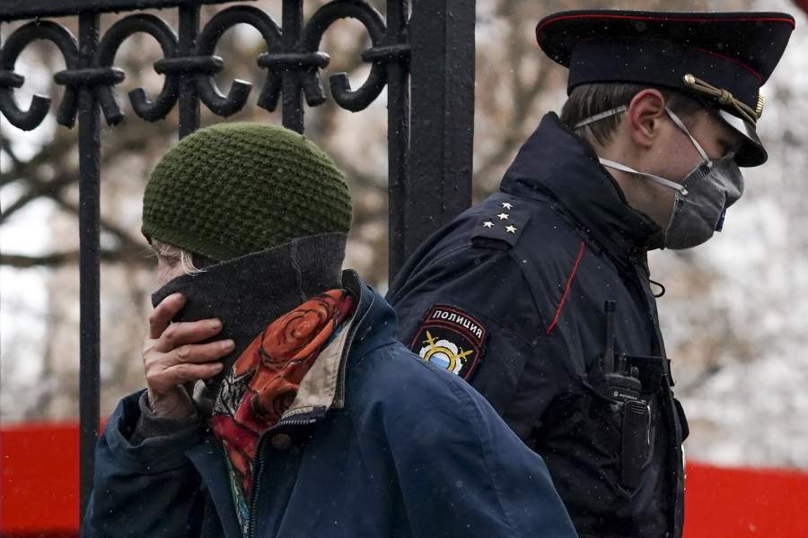 Патрули полиции перед входом в храмы перед Пасхой