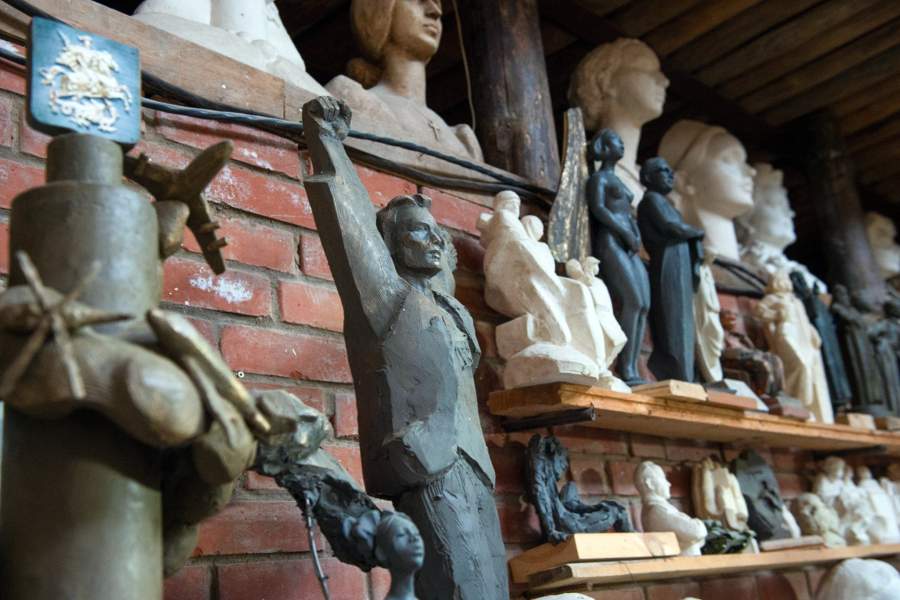 Произведения в мастерской скульпторов Согоян