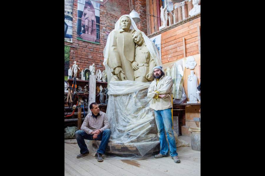 Работа над памятником бойцам 13-й Ростокинской дивизии в мастерской заслуженных художников России и Армении, скульпторов Ваге и Микаэля Согоян