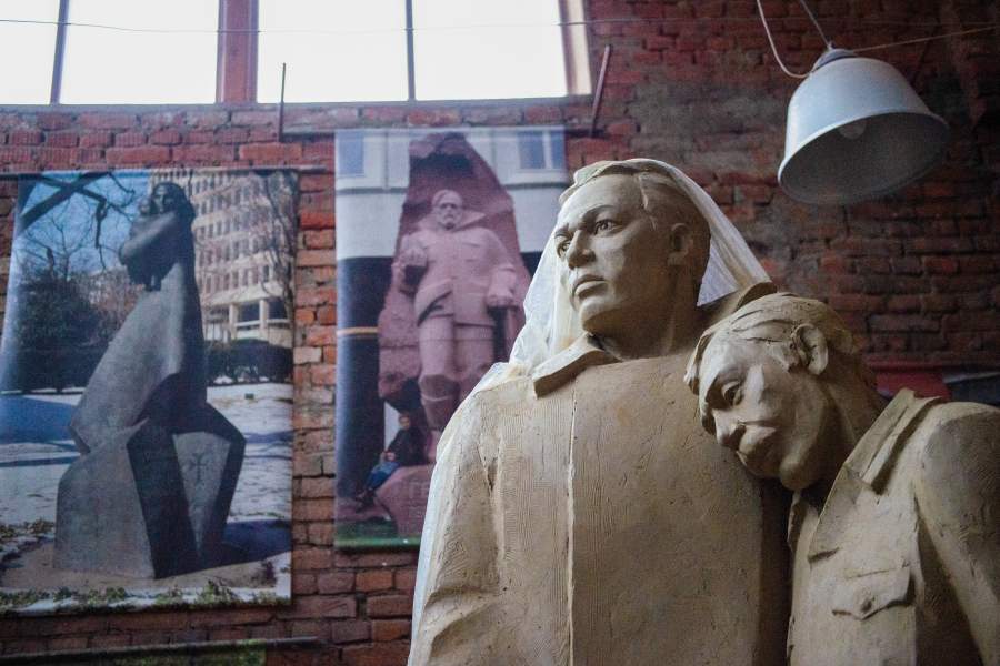 Работа над памятником бойцам 13-й Ростокинской дивизии в мастерской заслуженных художников России и Армении, скульпторов Ваге и Микаэля Согоян