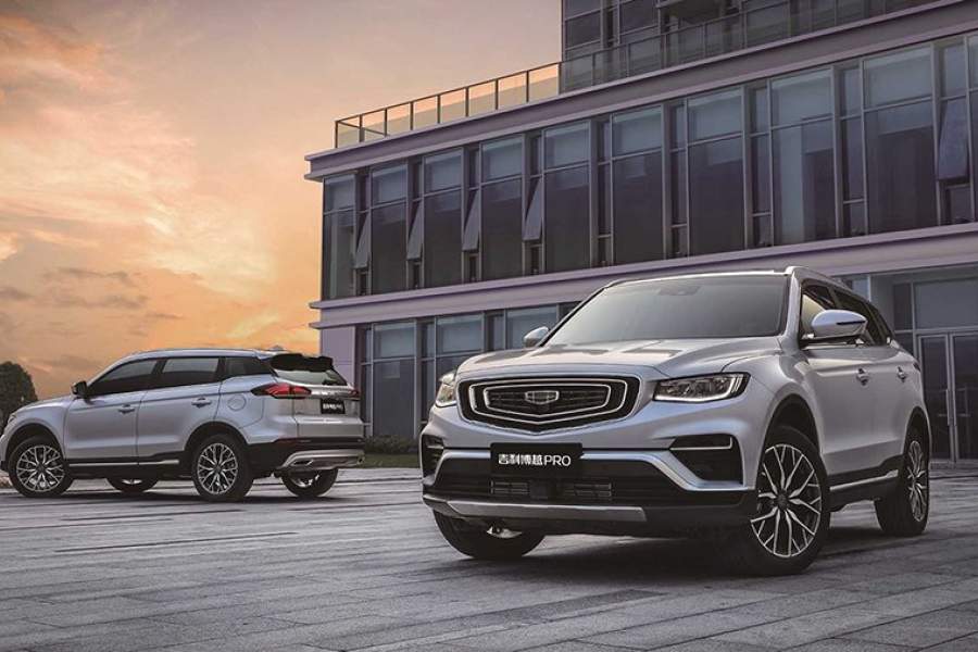 Самый популярный китайский кроссовер на российском рынке Geely Atlas, также получит приставку Pro.А с ней — рестайлинговую внешность и новым мотор — трехцилиндровый с наддувный объемом 1,5 л мощностью 177 лошадиных сил