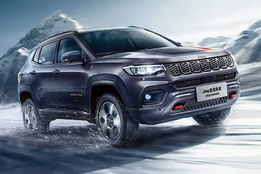 Доберется до российского рынка и обновленный кроссовер Jeep Compass, недавно представленный на автосалоне в Гуанчжоу. Внешне он изменился незначительно, зато интерьер кардинально поменяли, сделав его более богатым и солидным. По технике вряд ли стоит ждать серьезных изменений