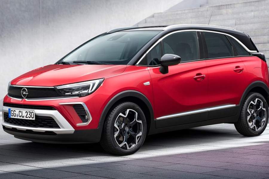 Рестайлиновый кроссовер Opel Crossland познакомит россиян с новым стилем Opel Vizor: фары соединены черной заглушкой, решетка радиатора при этом расположена ниже. Автомобиль компактнее представленной сейчас модели Grandland X и будет доступнее по цене