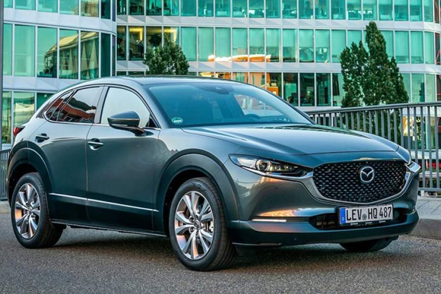 В середине января Mazda начнет продажи компактного кроссовера CX 30. Низкий спортивный силуэт сочетается у него с мощным внедорожным обвесом. Двигатель 2.0 мощностью 150 л.с. сочетается с «механикой», «автоматом», полным и передним приводом. Цены стартуют от 1 млн 620 тыс рублей