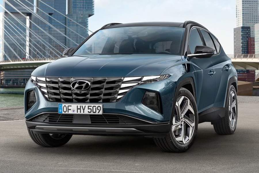 Новый Hyundai Tucson займет первое место в номинации «самый авангардный дизайн»: ломаные линии кузова и многосекционные фары, визуально объединенные с решеткой радиатора. С переходом на новую платформу стали доступны адаптивные амортизаторы, но моторная гамма скорее всего будет знакома по другим моделям Hyundai