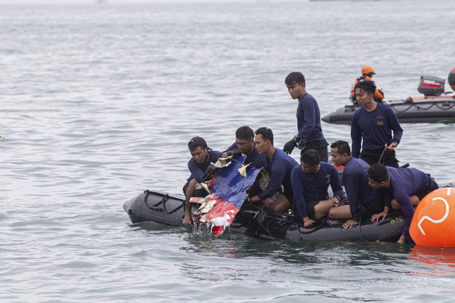 Поисковые работы на месте крушения лайнера в Индонезии