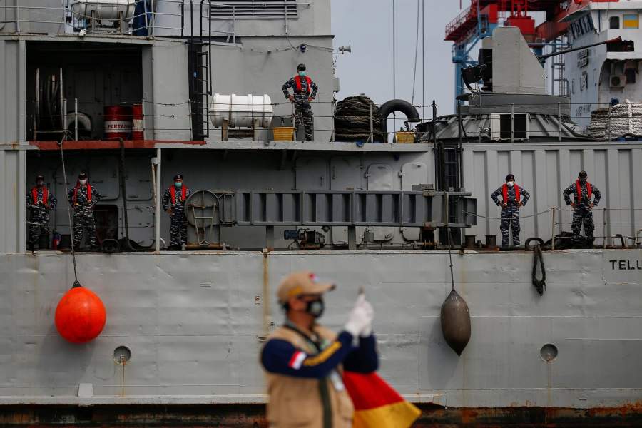 Поисковые работы на месте крушения лайнера в Индонезии