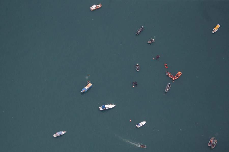 Поисковые работы на месте крушения лайнера в Индонезии