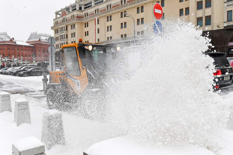 Снегоуборочная техника на одной из улиц в Москве