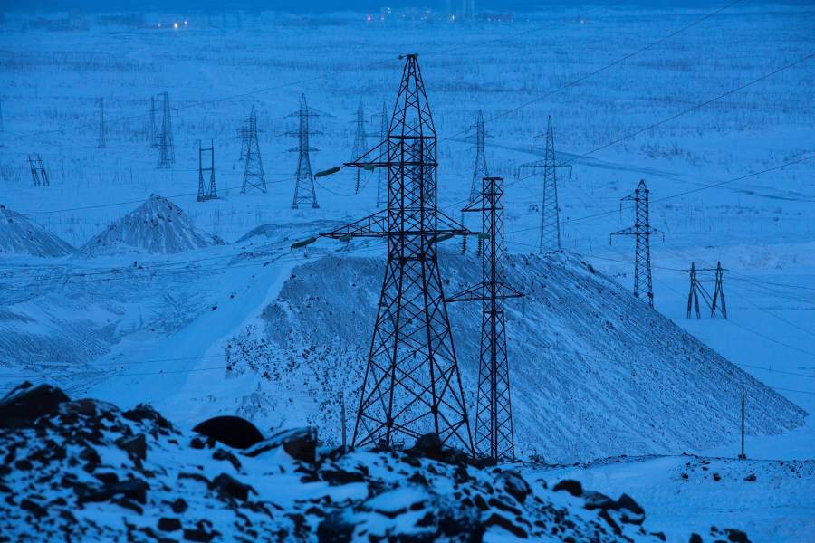 Опоры электропередачи рядом с фермой по добыче криптовалюты BitCluster в Норильске