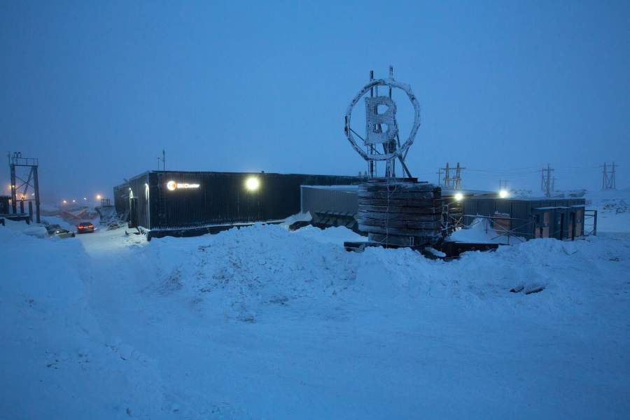 Биткойн-скульптура, сделанная из металлолома возле здания по добыче криптовалюты BitCluster в Норильске