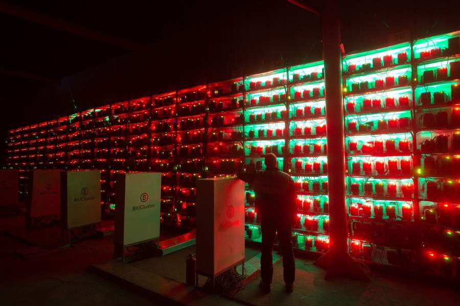 стойки устройств для майнинга на основе специализированных интегральных схем