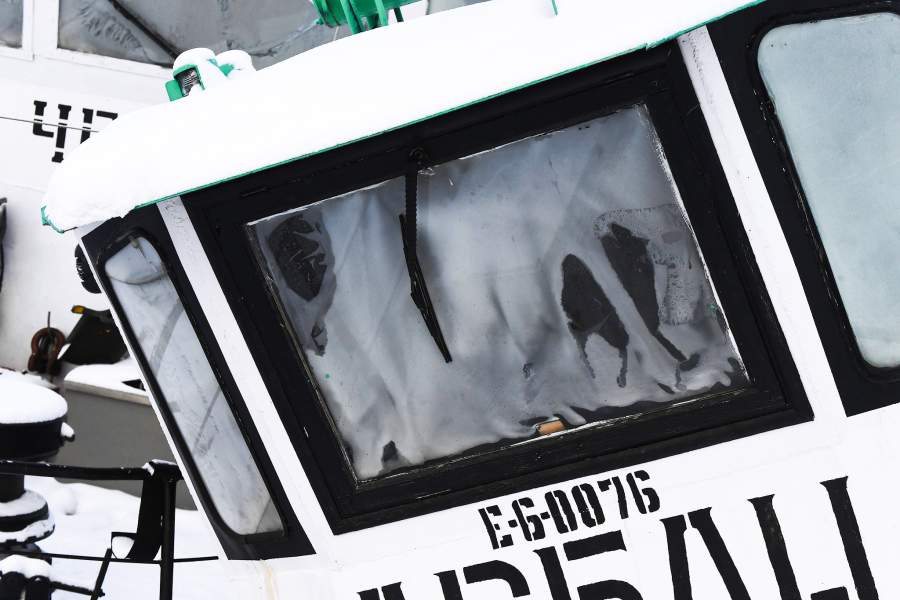 Обледеневшие окна ходовой рубки паромного буксира "Арбан"