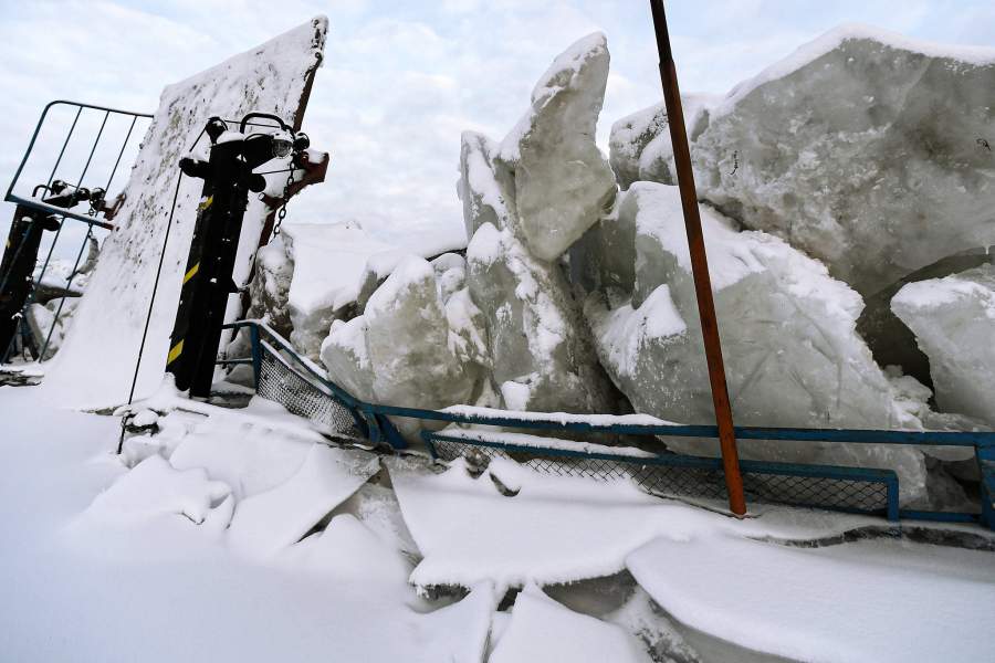 Помятые льдинами леерные ограждения палубы на грузопассажирском пароме