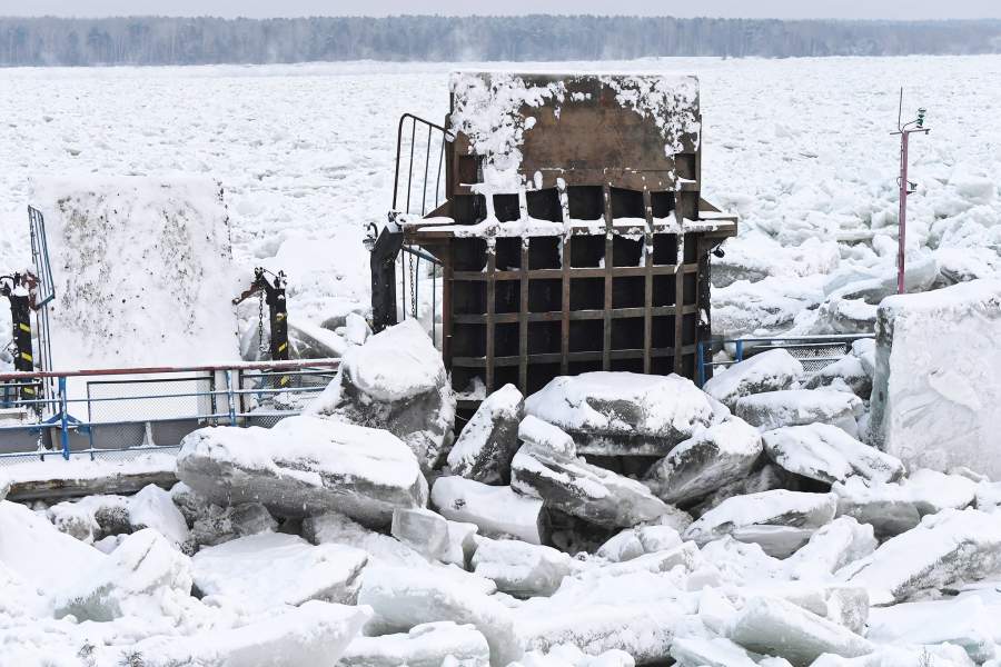 Грузопассажирский паром, зажатый ледяными торосами