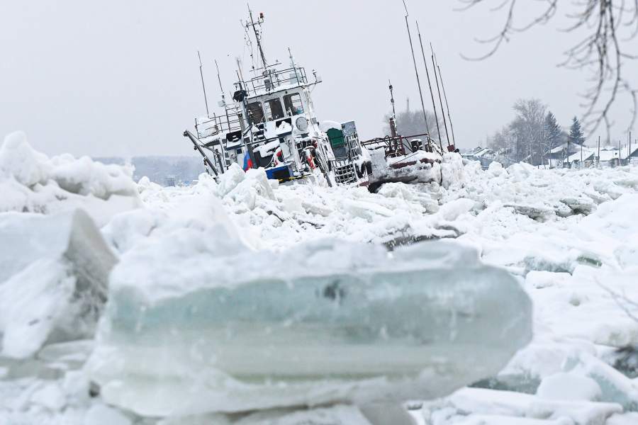 Буксир "Ангара-26" и грузопассажирский паром