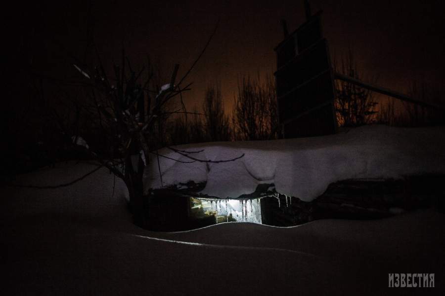 Окно в землянку Юрия ночью