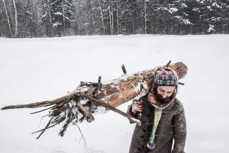 Юрий во время похода в лес за дровами