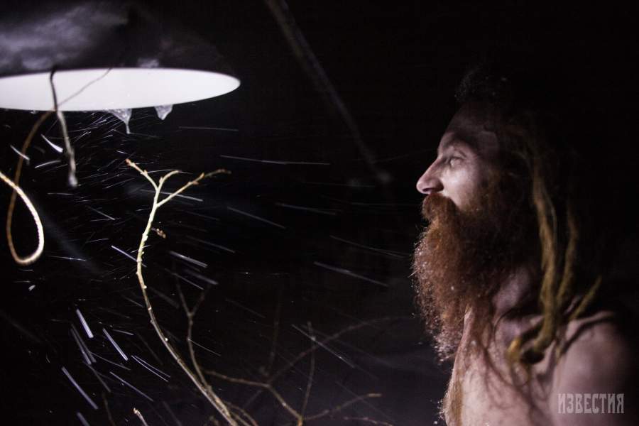 Юрий ночью пощёлкала за дровами, в лесу темно но работают несколько фонарей возле землянки 