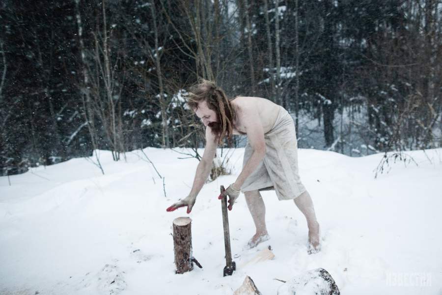 Юрий колет дрова