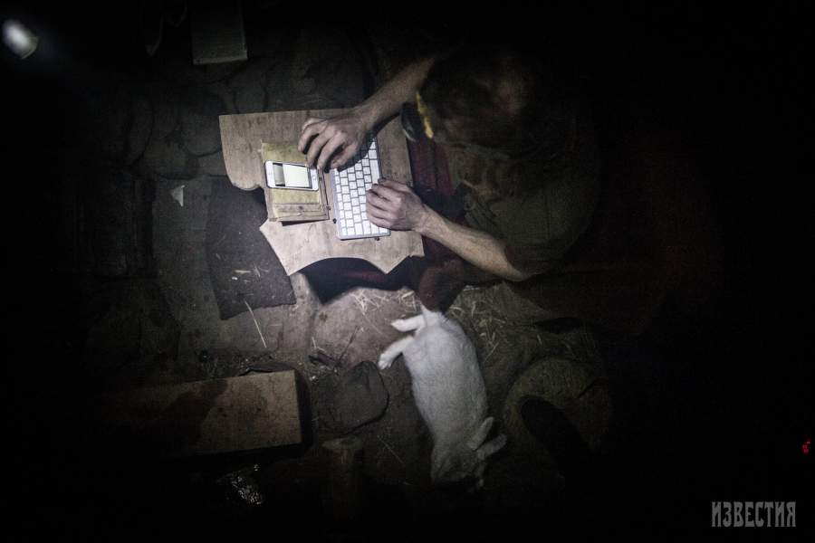 Юрий сидит в интернете с айфона, ведет личный блог современного отшельника