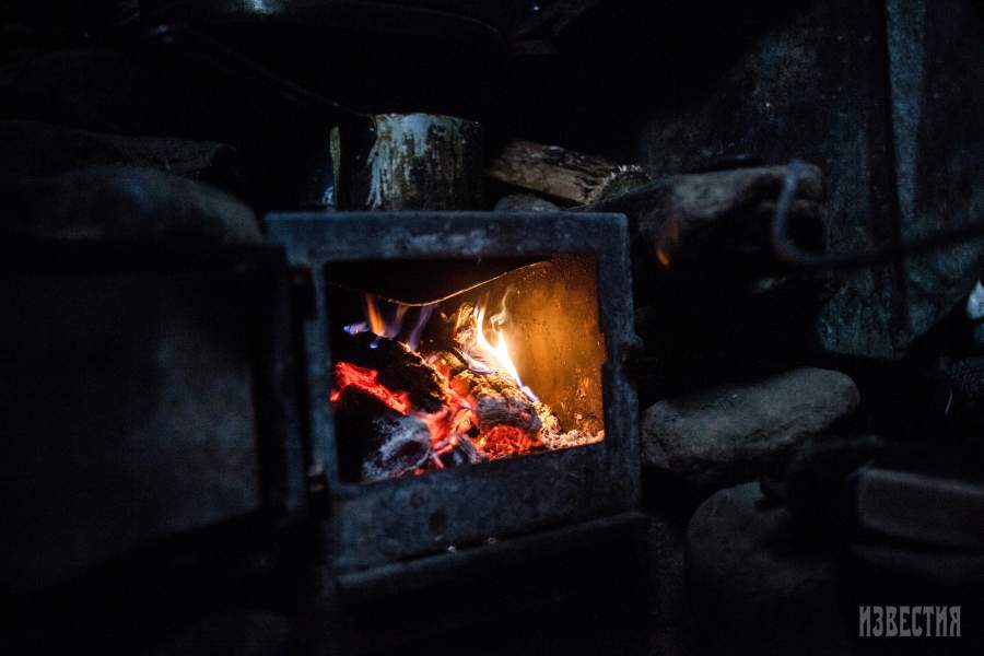 Юрий топит на ночь печь, чтобы в земляке было тепло зимой, также готовит на ней еду