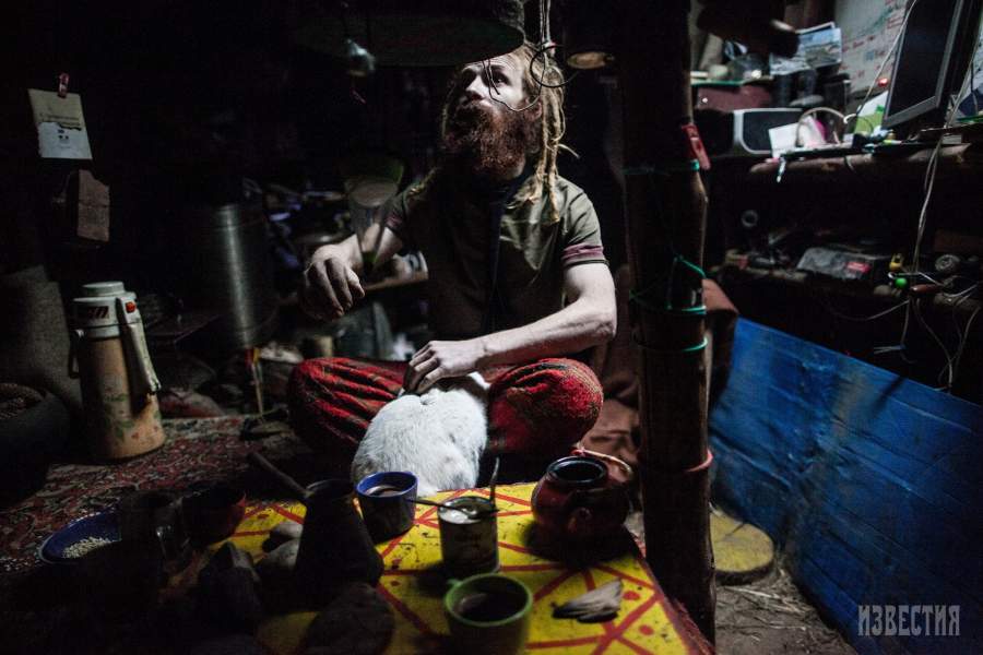 Юрий во время импровизированной чайной церемонии 