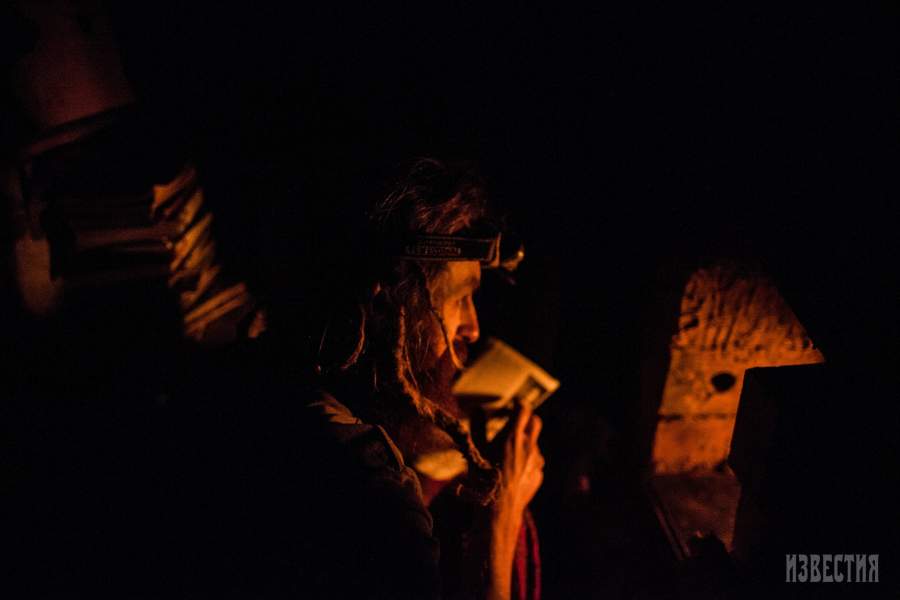 Юрий растапливает печь для бани