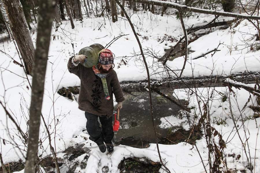 Юрий во время похода за водой, в лесу протекает небольшой ручей, приходится делать топором лунку чтобы набрать воды