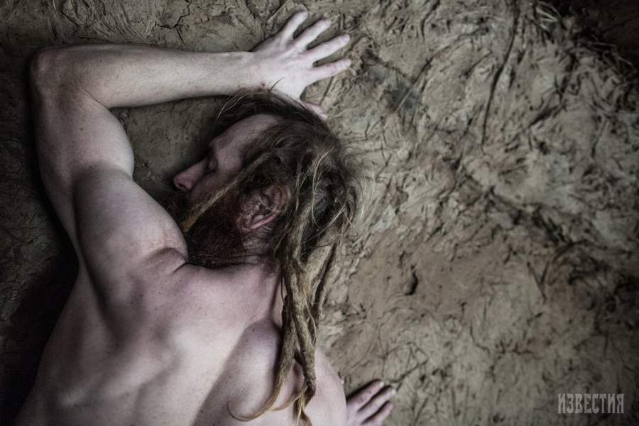 Юрий благоустраивает свою землянку, доделывает стену из глины и соломы