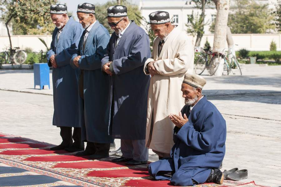 Узбекистан. Бухара. Мусульмане за молитвой. Исполнение религиозного обряда