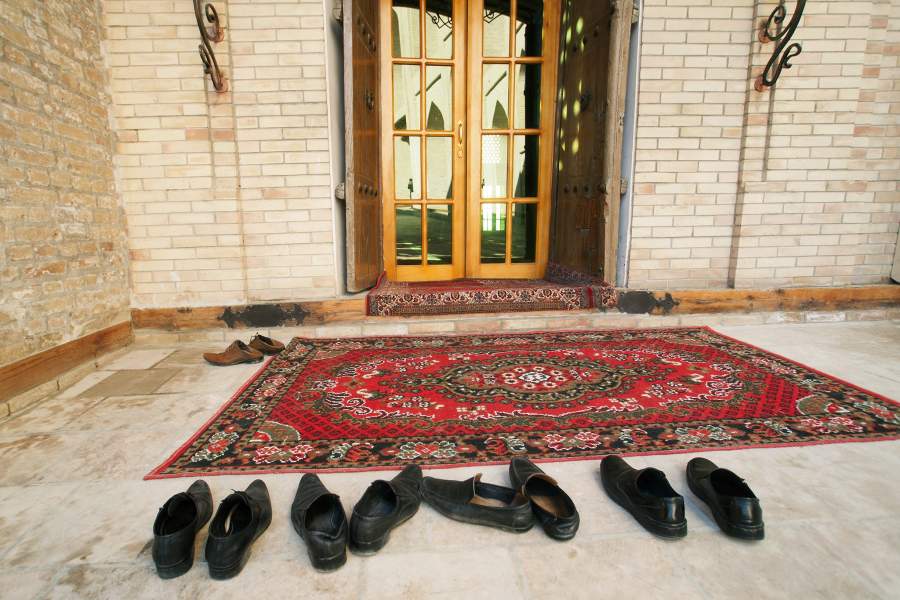 Узбекистан. Бухара. Снятая обувь перед входом в мечеть. Традиции ислама