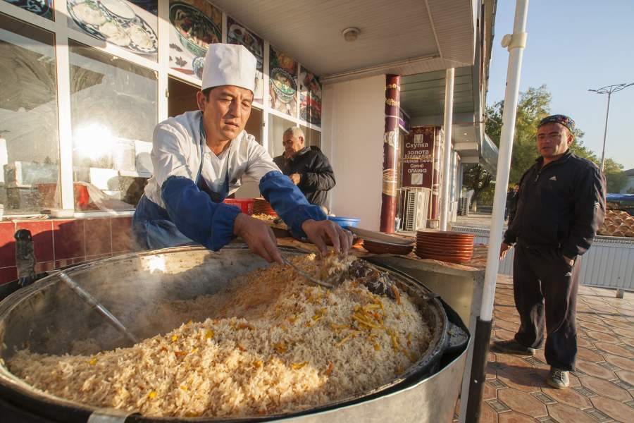 Узбекистан. Ташкент. Ташкентский рынок Чорсу. Приготовление плова.