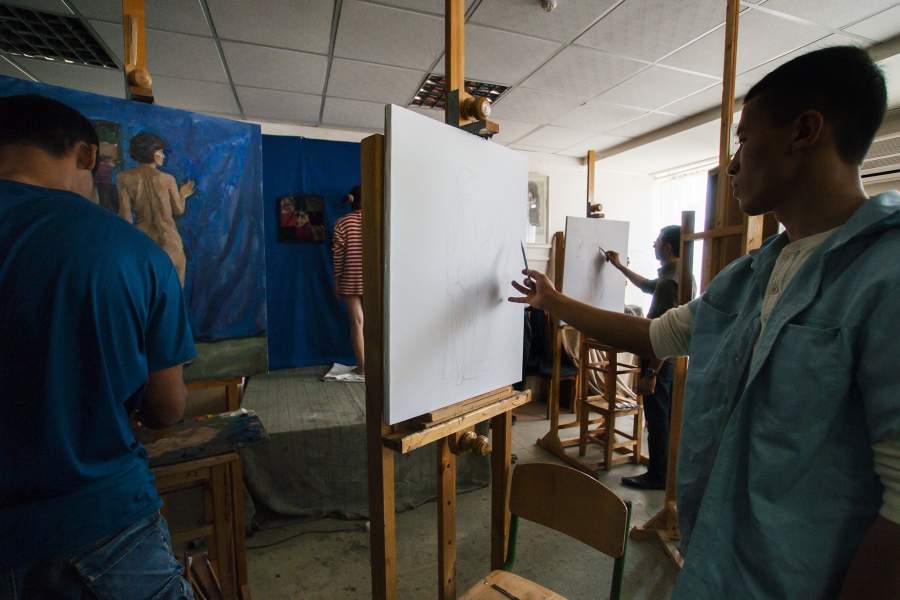 Узбеки. Жители Узбекистана. Студенты художественного училища на занятии