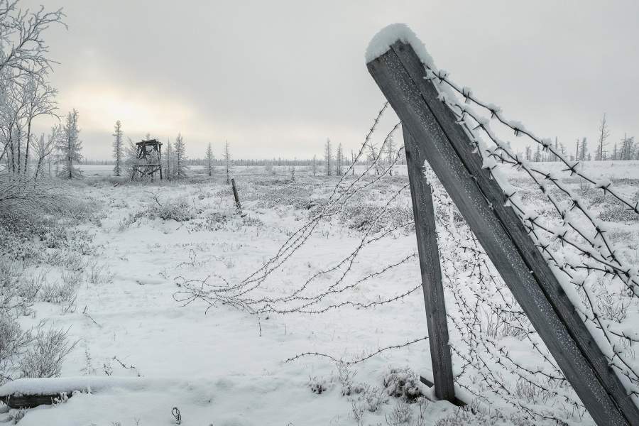 Сторожевая вышка и колючая проволока ограждения лагерного пункта "Стройка 501" системы ГУЛАГ в 42 километрах от города Надым. 