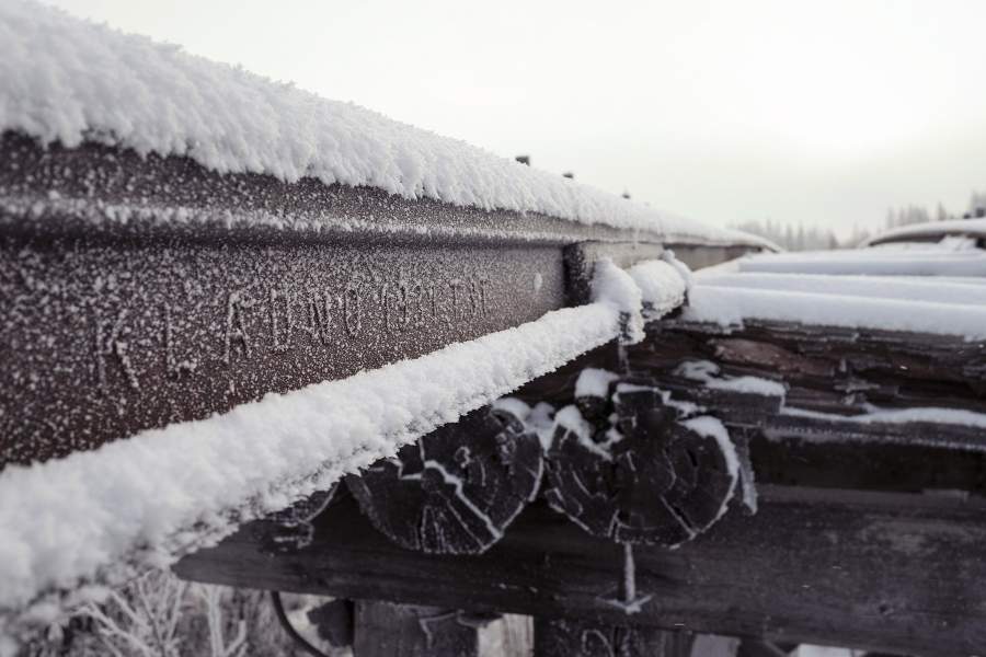 Останки участка Сталинской северной железной дороги в 28 километрах от города Надыма. На рельсах все еще можно прочитать производителя и год, Кладно, 1931.