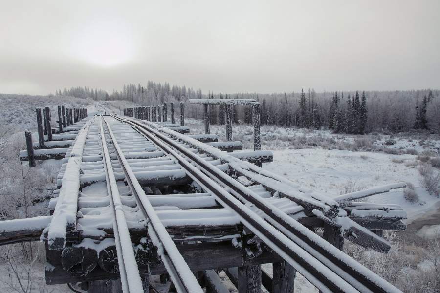 аброшенный железнодорожный мост Сталинской северной железной дороги в 28 километрах от города Надыма.