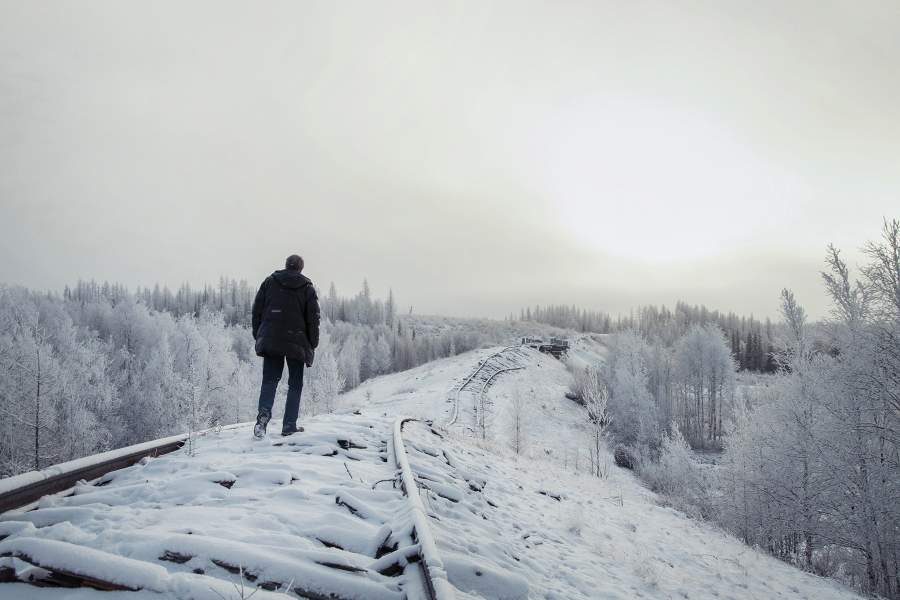 Вадим Гриценко (историк) идет по заброшенному участку Сталинской северной железной дороги в 28 километрах от города Надыма. Строительство дороги было прекращено практически сразу после смерит Сталина в 1953 году