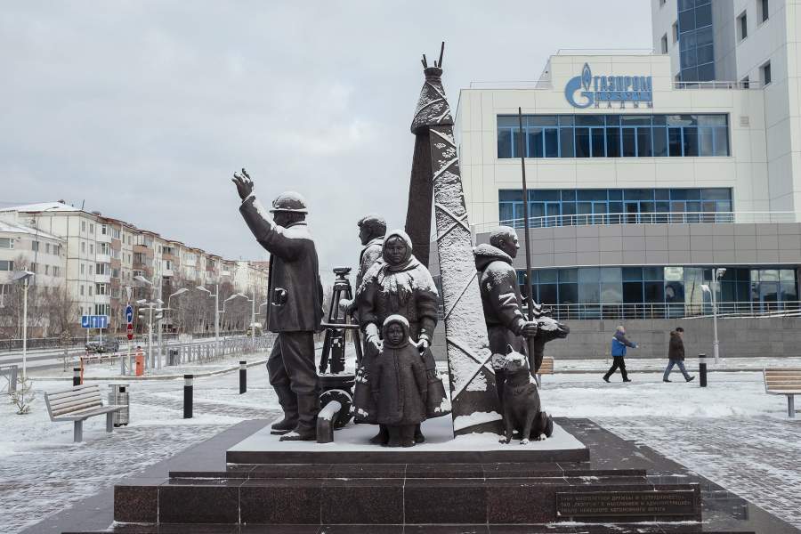 Скульптурная композиция «Знак многолетней дружбы и сотрудничества ОАО „Газпром“ с населением и администрацией Ямало-Ненецкого автономного округа». Скульптор проекта — Сергей Олешня. Надым, Ямал, 