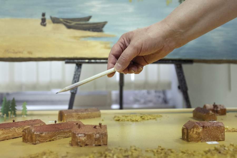 Гид в музее истории и археологии г. Надыма показывает и рассказывает про лагеря ГУЛАГ, их историю и историю Трансполярной магистрали или  Сталинской северной железной дороги. Надым