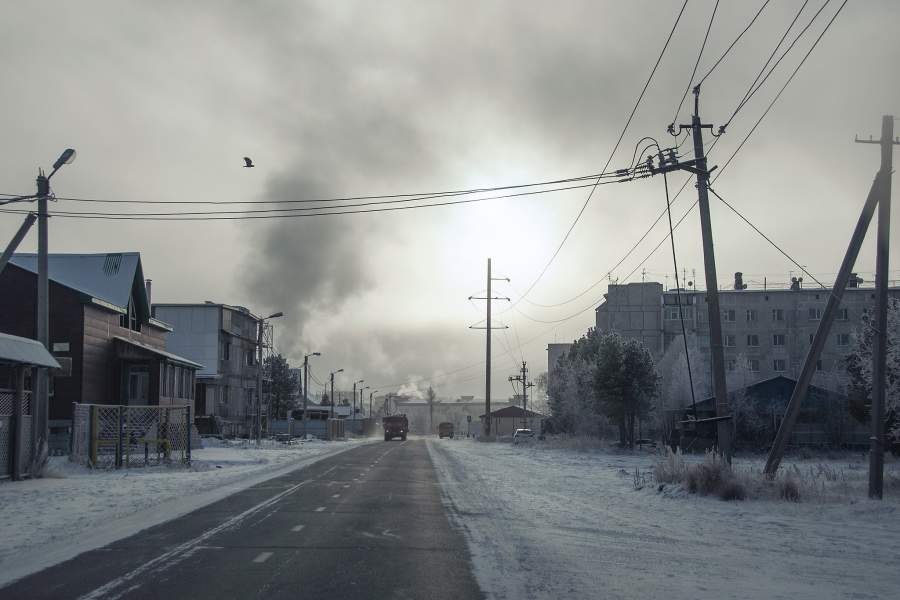 Одна из улиц города Надым. С самого начала, во время строительства Северной железной дороги, на этом месте была просто железнодорожная станция, которая во временем преобразовалась в город