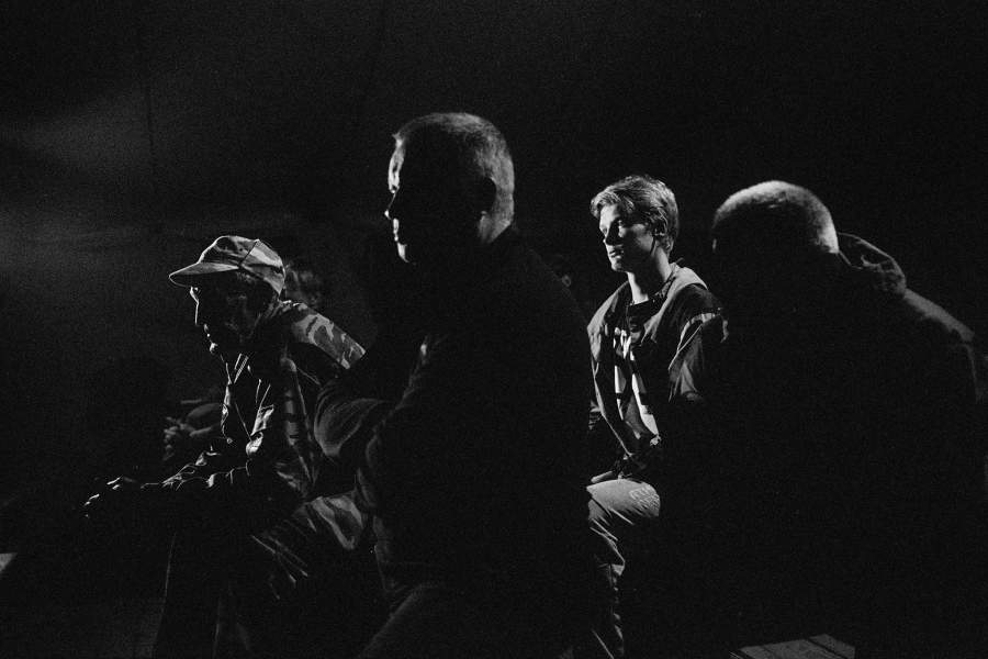 Командиры поисковых отрядов слушают план работы на следующий день в рамках экспедиции. Калининский фронт. Кокошкино, Тверская область