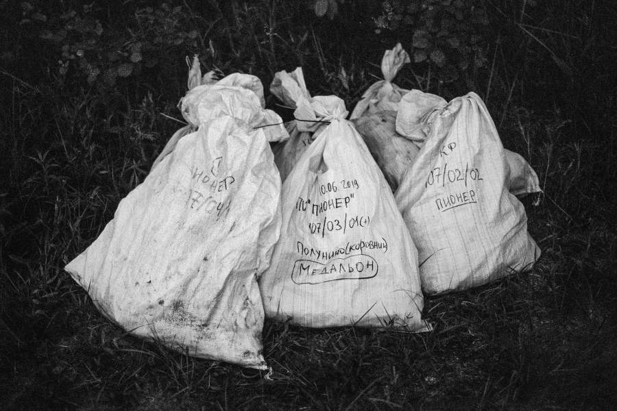 Останки найденных без вести пропавших солдат уложены в отдельные мешки. На всех мешках — дата и место, р-н Полунино