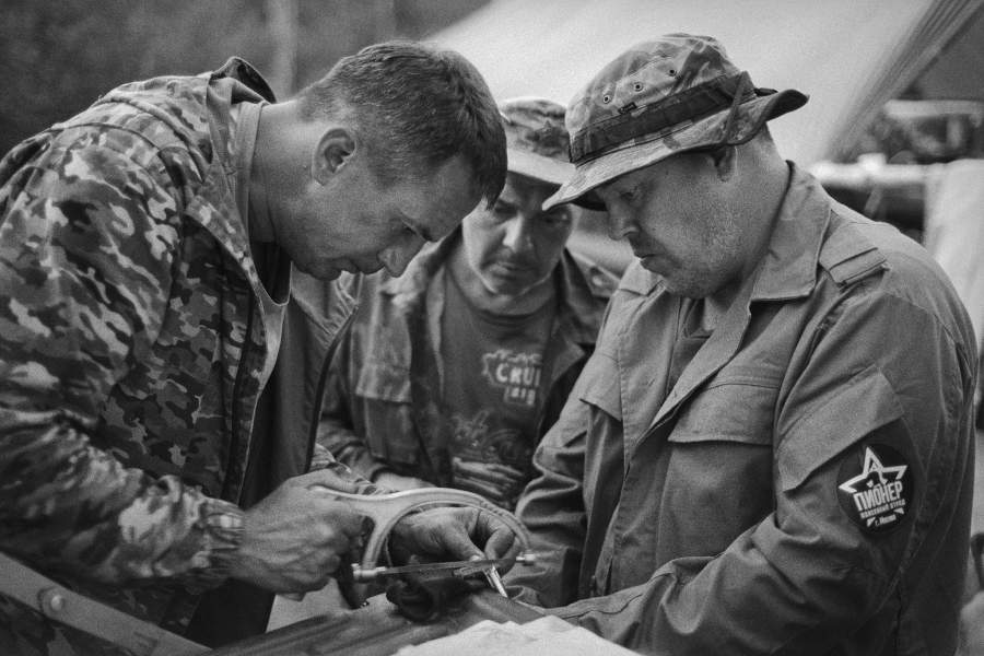 Михаил Богданов и его команда вскрывают найденный бакелитовый смертный медальон, чтобы установить имя красноармейца и при возможности вернуть его останки родственникам. Калининский фронт