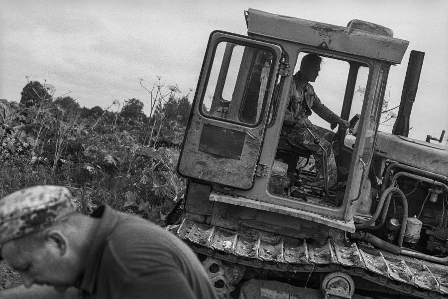 Снятие верхнего слоя почвы бульдозером для облегчения поиска в предположительном месте расположения останков советских солдат, без вести пропавших во время боевых действий.  Калининский фронт