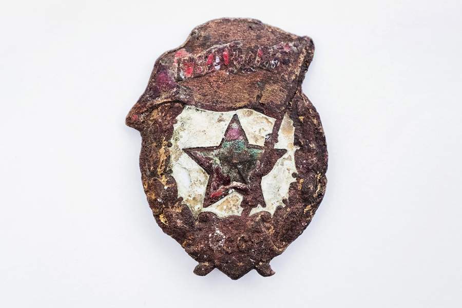 Нагрудный знак «Гва́рдия», найденный во время раскопок и поиска без вести пропавших солдат, был учрежден 21 мая 1942 года указом Президиума Верховного Совета СССР. Калининский фронт