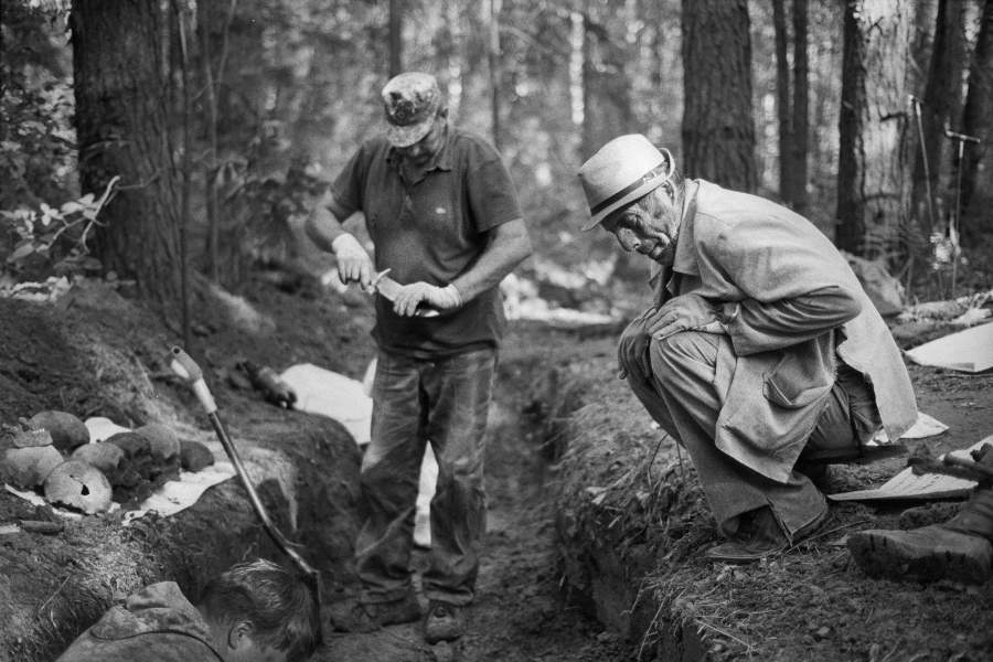 Солдатская траншея, в которую были сброшены тела погибших красноармейцев. Землю приходится снимать потихоньку, слой за слоев, чтобы не пропустить самое главное — солдатский смертный медальон, по которому можно опознать личность солдата, р-н Ржев