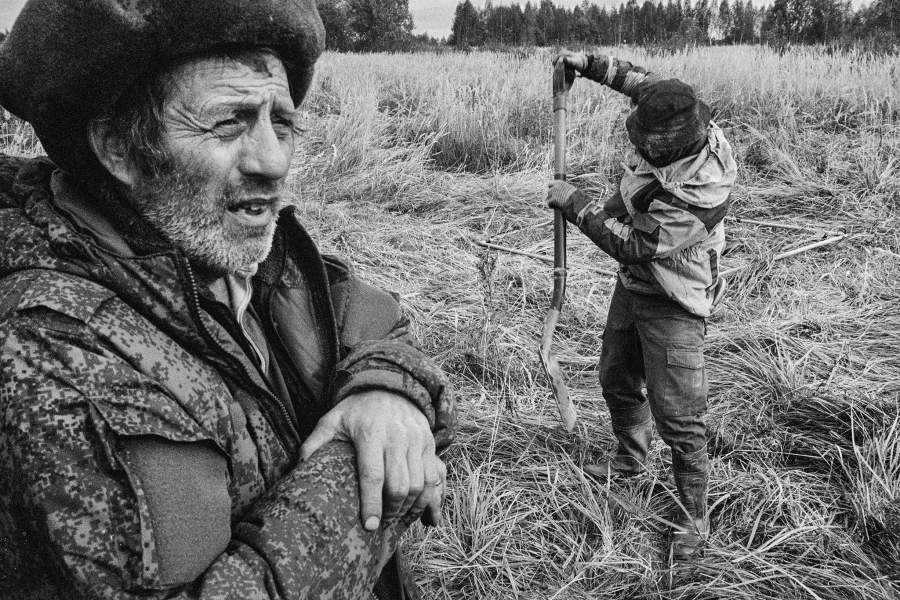 Валерий — один из самых старых и опытных поисковиков. Он рассказывал, как сначала кости без вести пропавших солдат искали, просто тыкая в землю шампур для шашлыков, так как никакого оборудования не было. Тверская область